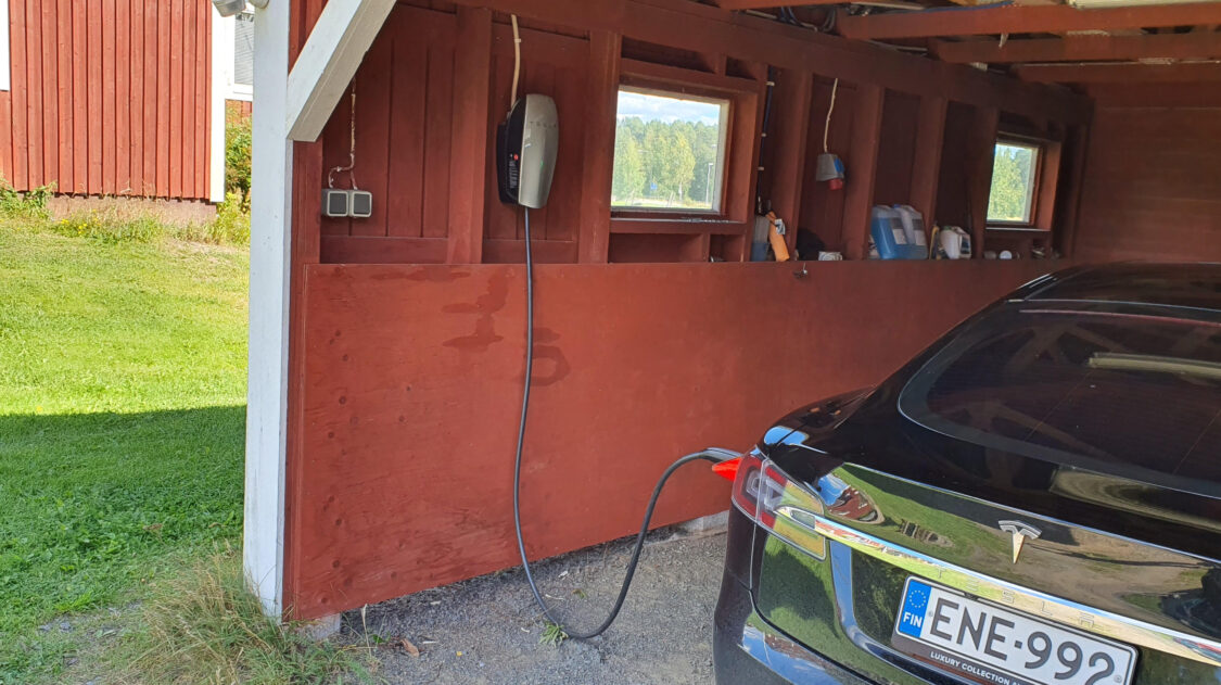 Tesla latauksessa 2