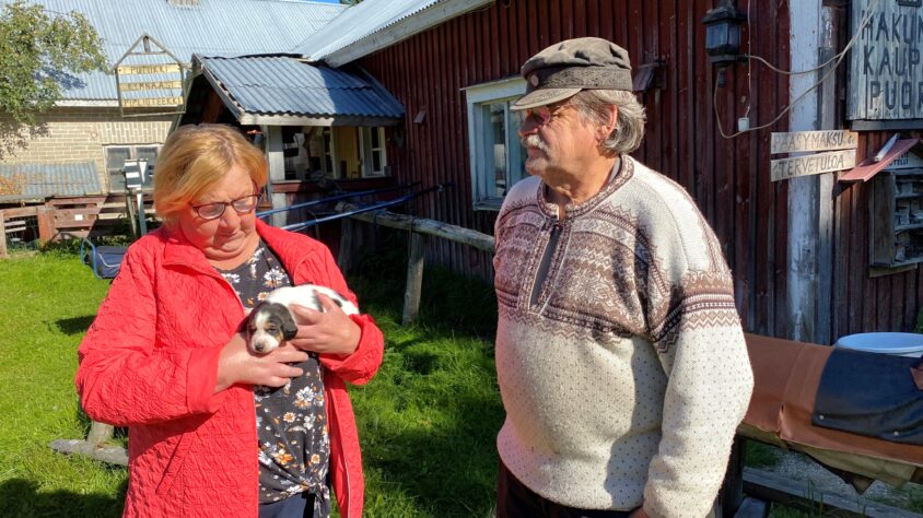 Benita ja Kari Niskalan kotieläinpihan miljöössä riittää nähtävää. Benitan sylissä nuorimpia tulokkaita, pieni koiranpentu.