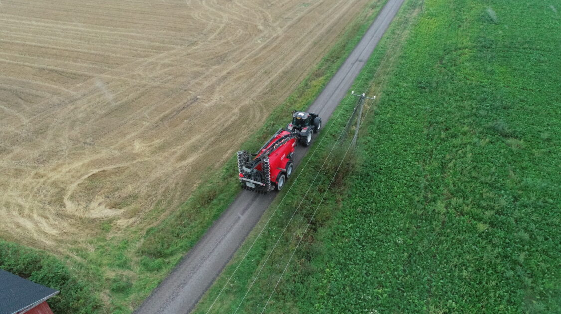 kuva-nestemaisen-lannoitteen-toimituspalvelu-vahentaa-viljelijan-liiketoimintariskeja.
