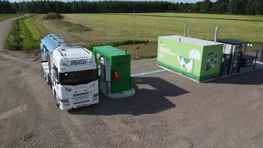 Maitoauto tankilla ilmakuva (2)