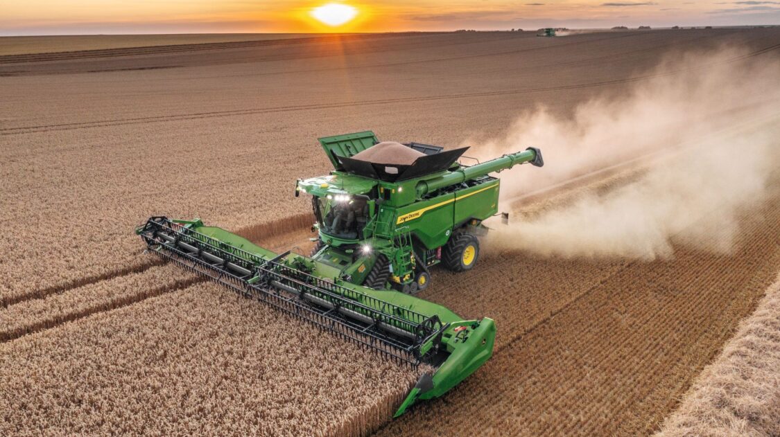 01_John_Deere_S7_900_Combine_Harvesting_Wheat