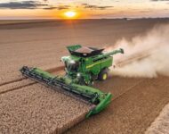 01_John_Deere_S7_900_Combine_Harvesting_Wheat