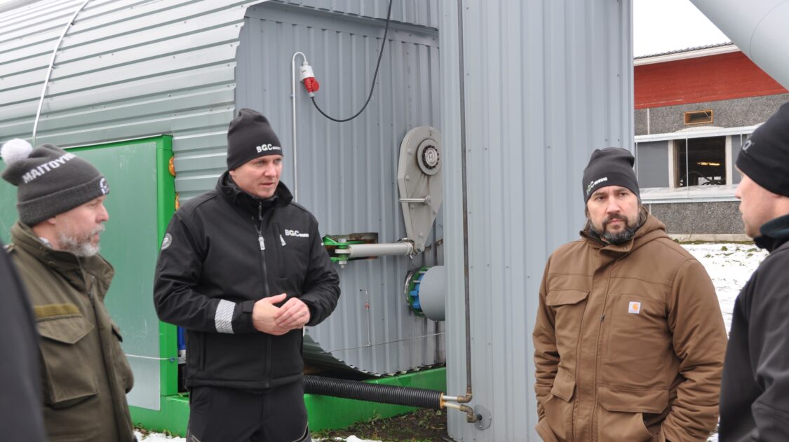 BGC Nordic Oy:n osaomistaja Henri Viiru (toinen vasemmalta) ja maatalousyrittäjä Tero Lahti esittelivät biokaasulaitoksen toimintaa Paavolan maitotilan avointen ovien päivässä.
