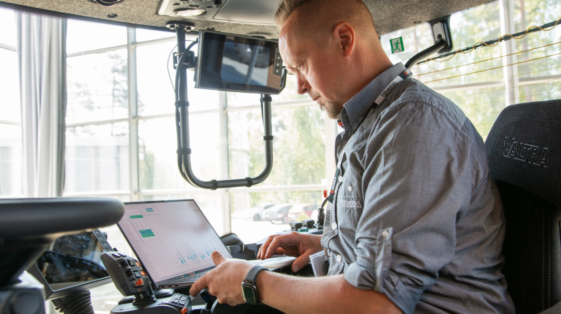 ”Uskomme siihen, että nyt pitää olla nopeampi käänteissään. Viemme digitaalisia ominaisuuksia traktoriin. Se ei välttämättä enää tarkoita, että ne integroidaan koneeseen yhtenä painikkeena”, Mika Sormunen Valtralta kertoo. Kuva: Mika Sormunen