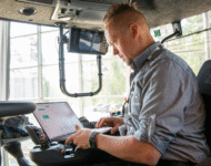 ”Uskomme siihen, että nyt pitää olla nopeampi käänteissään. Viemme digitaalisia ominaisuuksia traktoriin. Se ei välttämättä enää tarkoita, että ne integroidaan koneeseen yhtenä painikkeena”, Mika Sormunen Valtralta kertoo. Kuva: Mika Sormunen