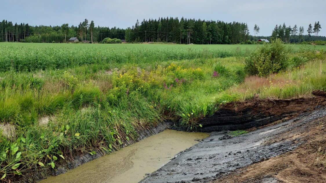 Toispuoleista kaivua ja luiskan loivennusta